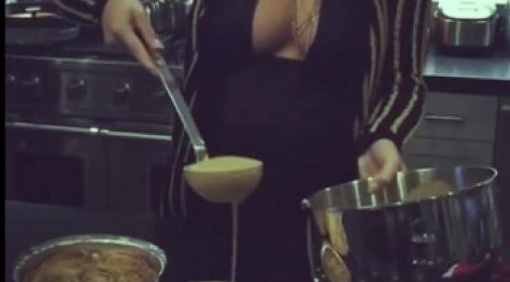 Μαγειρεύει για το γιορτινό τραπέζι με… βαθύ ντεκολτέ και προκαλεί!