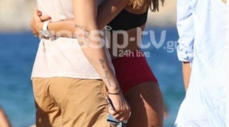 Τρυφερά φιλιά σε δημόσια θέα σε παραλία της Μυκόνου για επώνυμη Ελληνίδα και τον επιχειρηματία σύντροφό της