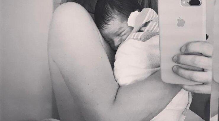 Επώνυμη Ελληνίδα μας δείχνει την πρώτη selfie του νεογέννητου παιδιού της