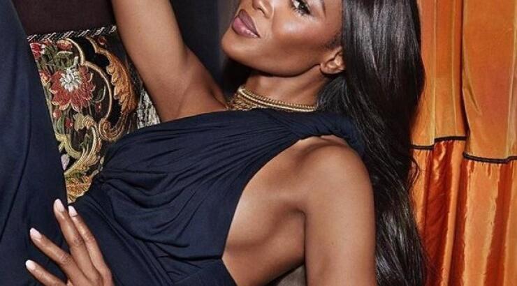 Naomi Campbell: Δείτε την να ποζάρει με τα ίδια ρούχα 25 χρόνια μετά