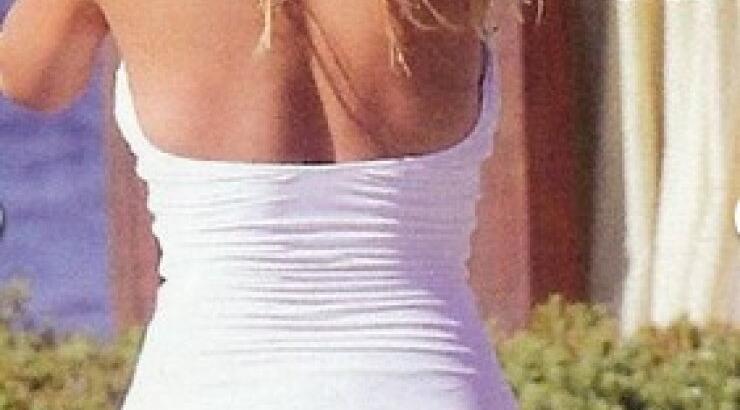 Προκάλεσε "εγκεφαλικά" με το ολόσωμο λευκό μαγιό της