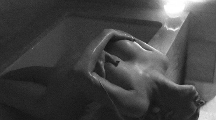 Πασίγνωστη τραγουδίστρια ανήρτησε στο instagram φωτογραφίες που την δείχνουν γυμνή στο μπάνιο και προκάλεσε αντιδράσεις!