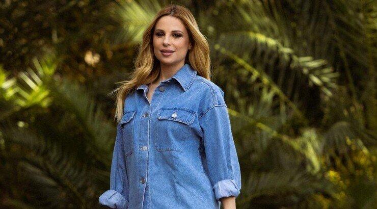 Αριστοτέλους: Απολαμβάνει τον καφέ της "χαλαρουά" στην αυλή του σπιτιού στο χωριό της 