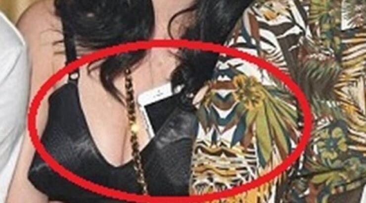 Διάσημη τραγουδίστρια εμφανίστηκε με μαύρο σουτιέν κάνοντας το θήκη για το κινητό!