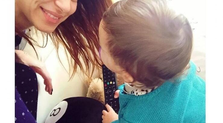 Δείτε την μικρή Αριάδνη να κάνει δουλειές του σπιτιού με τη μαμά Κωνσταντίνα 