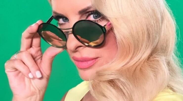 Η Ελένη Μενεγάκη ποζάρει με μαγιό στο instagram και οι συνεργάτες της δηλώνουν ο ένας μετά τον άλλον την αποχώρησή τους από την εκπομπή