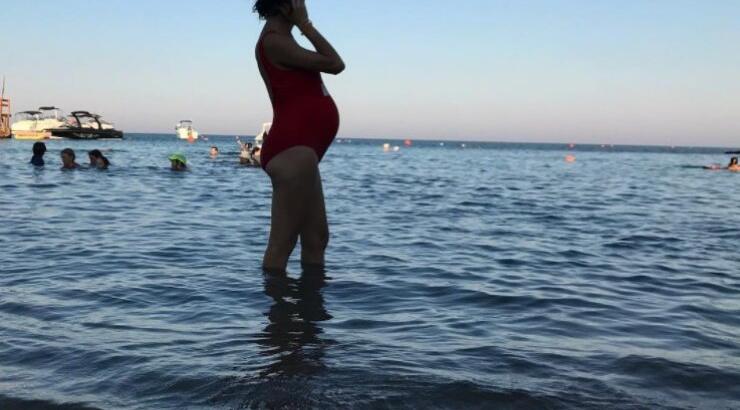 Η σύντροφός Κύπριου ποδοσφαιριστή ποζάρει στη θάλασσα σε προχωρημένη εγκυμοσύνη