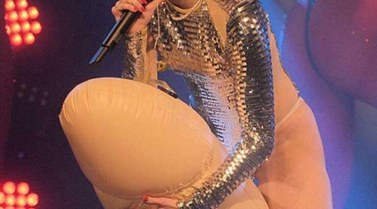Η Miley Cyrus καβαλάει ένα γιγάντιο πέος!