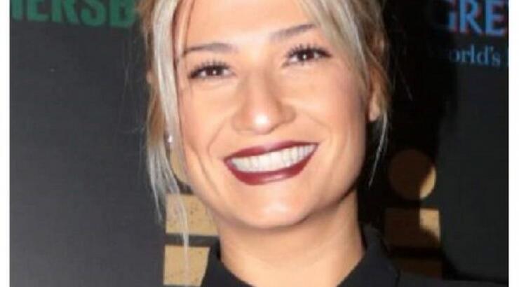 Ατύχημα για τη Φαίη Σκορδά on air! Φάνηκε το εσώρουχό της [βίντεο]