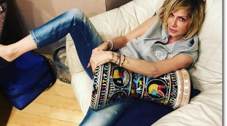 Τα βίντεο που δείχνουν την Άννα Βίσση να ανταλλάσσει φιλιά στο στόμα με νεαρό!