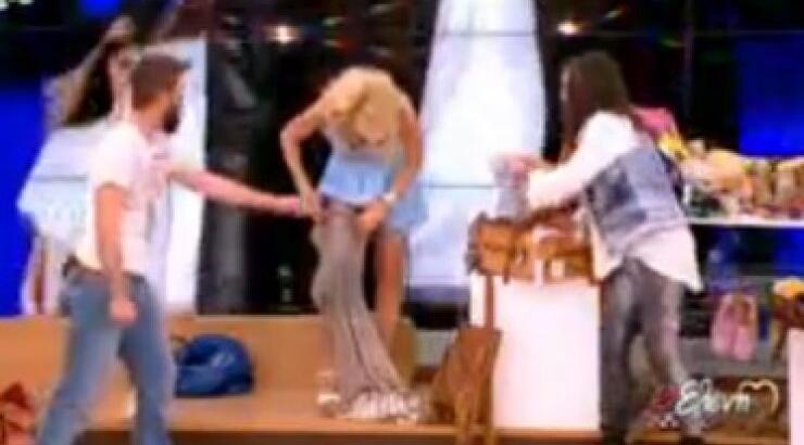 Η Ελένη μας τα έδειξε όλα και ο σκηνοθέτης της παραλίγο να πάθει «εγκεφαλικό»! [βίντεο]