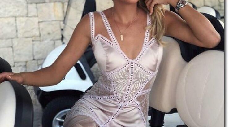 Ντάρια Τούροβνικ: Δείτε την να κρατάει ένα βόα στους ώμους και να το απολαμβάνει!