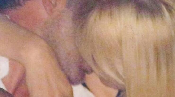 Νίκος Αλιάγας: Τα δημόσια καυτά φιλιά στα χείλη με την σύζυγο του