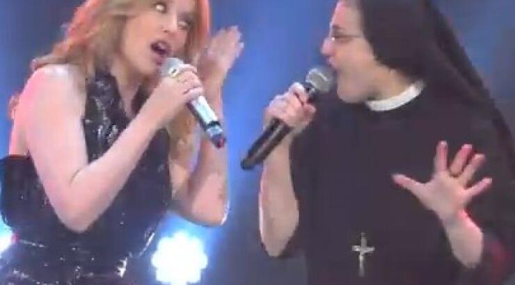 The Voice: Το ντουέτο της καλόγριας με την Κάιλι Μινόγκ! [βίντεο]