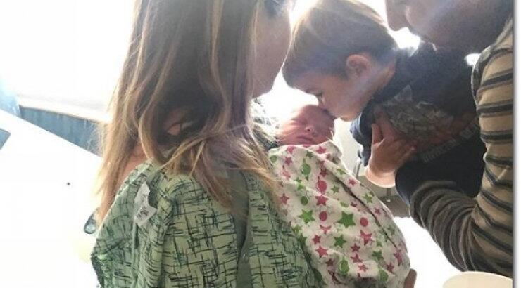 Γνωστή τραγουδίστρια γέννησε και το ανακοίνωσε στο instagram