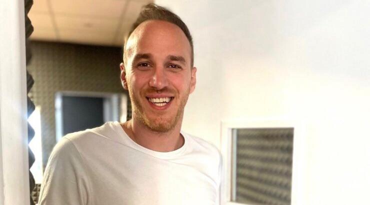 Tάσος Θεοδώρου: Στόλισε το χριστουγεννιάτικο δέντρο του και ποζάρει απόλυτα ευτυχισμένος 