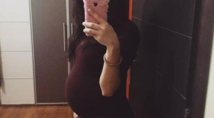 Επώνυμη Ελληνίδα μας δείχνει τη φουσκωμένη της κοιλίτσα λίγο πριν να γεννήσει