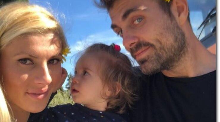 Όλγα Πηλιάκη: Τι απαντά στα αρνητικά σχόλια για τη γυμνή φωτογραφία στη μπανιέρα μαζί με την κόρη της