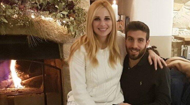 Χριστιάνα Αριστοτέλους: Aλλάζει το επίθετο του συζύγου της στο κινητό ανάλογα με τη φάση που διανύουν [βίντεο]
