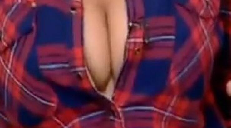 Σε ποια Ελληνίδα ανήκει αυτό το ντεκολτέ; [video]