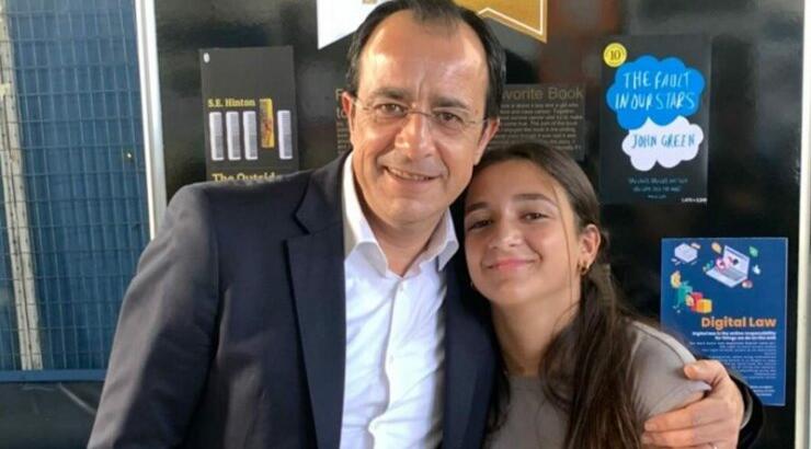 Νίκος Χριστοδουλίδης: Οι ευχές της κόρης του με εικόνα τους στα χιόνια μαζί με τις αδερφές της