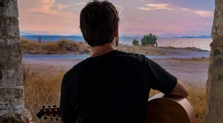 Σοκάρει Έλληνας τραγουδιστής: "Συνάδελφος μου κλείδωσε την πόρτα και άρχισε να με χαϊδεύει. Πάγωσα"