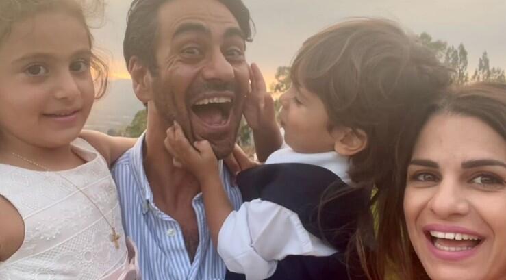 Ανδρέας Τσέλεπος: Ποζάροντας αγκαλιά με τη σύζυγο και τα παιδιά τους στέλνει ένα δυνατό μήνυμα