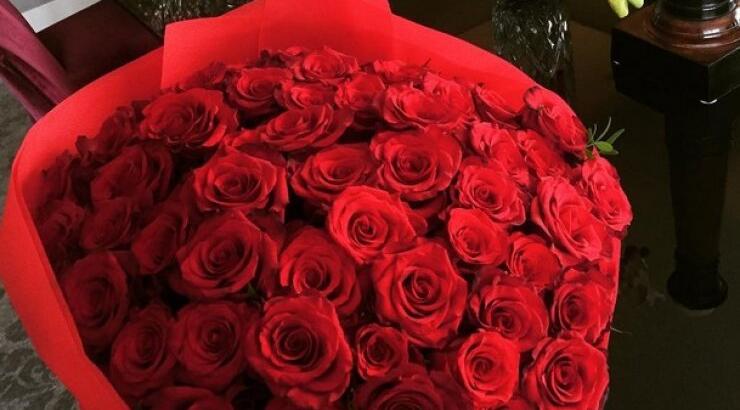 Ποια επώνυμη έλαβε δώρο αυτή την ανθοδέσμη από τον σύζυγό της;