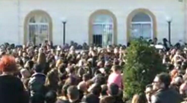 Δείτε live όσα συμβαίνουν στo νεκροταφείο