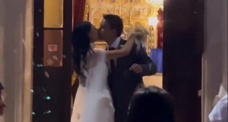 Απόλυτη ευτυχία για Κύπρια ηθοποιό! Ανέβηκε τα σκαλιά της εκκλησίας [εικόνες]