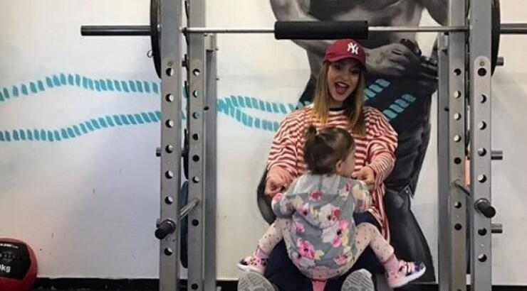 Δείτε την μικρή Αριάδνη να κάνει μπουγάδα μαζί με την μαμά της, Κωνσταντίνα Ευριπίδου