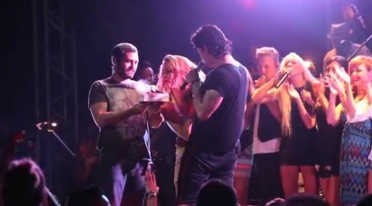 Σάκης Ρουβάς: Σε ποια τραγούδησε επί σκηνής happy birthday στη Λεμεσό