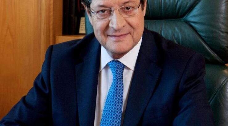 Τρελό γέλιο! Δείτε το Νίκο Αναστασιάδη να μιμείται τον Κώστα Χατζή και να τραγουδά την επιτυχία "Το αεροπλάνο"