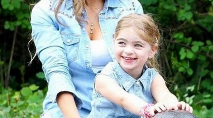 Είναι ολόιδια η διάσημη μαμά της! Μπορείτε να την αναγνωρίσετε;