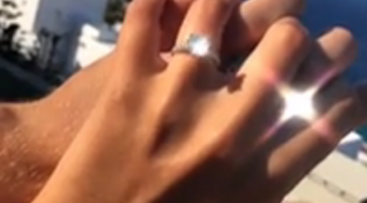 Γνωστός ποδοσφαιριστής έκανε πρόταση γάμου στη σύντροφό του στα στενά της Μυκόνου!