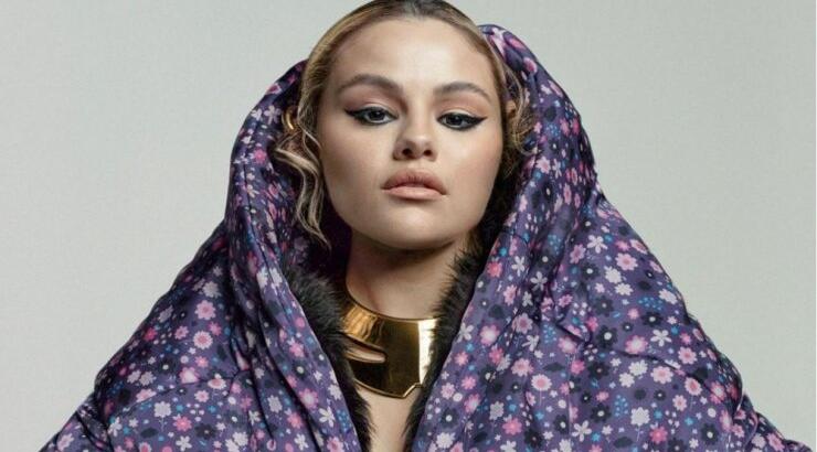 Selena Gomez: "Οι προηγούμενες σχέσεις μου ήταν καταραμένες"