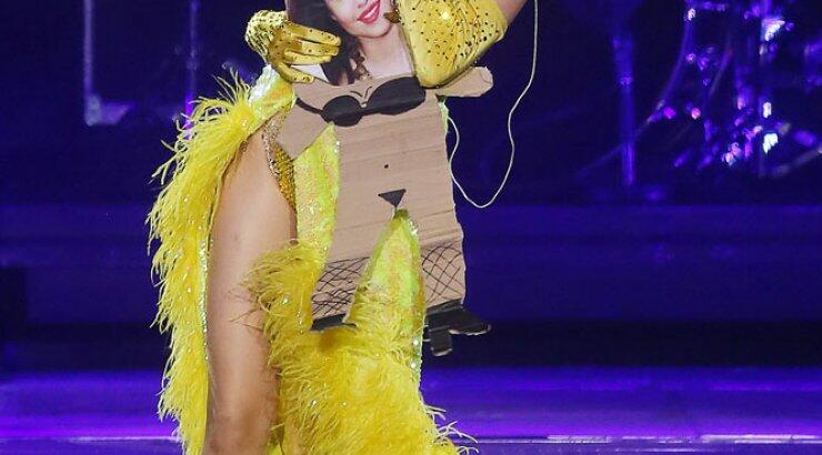 Στα μαχαίρια Miley Cyrus-Selena Gomez [εικόνες]