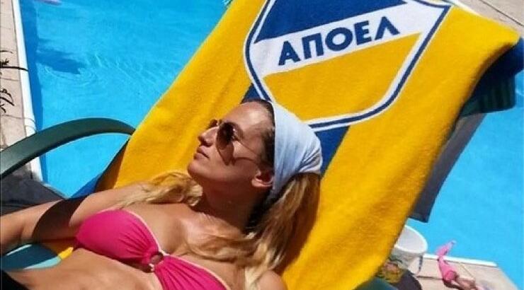 Γωγώ Αλεξανδρινού: Ηλιοθεραπεία σε πετσέτα θαλάσσης του ΑΠΟΕΛ