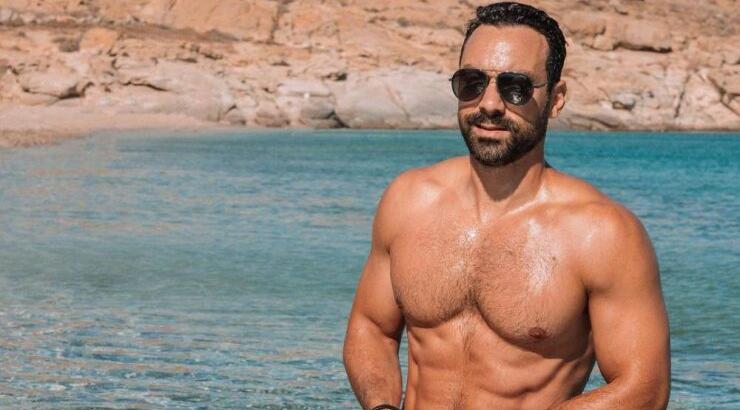 Σάκης Τανιμανίδης: Βούτηξε στα παγωμένα νερά της Σίφνου και μας εύχεται “Καλό Πάσχα” [βίντεο]