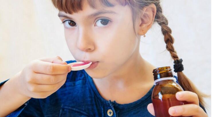 Ο λόγος που δεν πρέπει να δίνετε σιρόπι με το κουταλάκι στα παιδιά