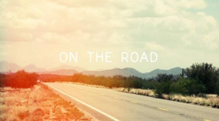 Ποια Ελληνίδα παρουσιάστρια οδηγεί και βγάζει selfie;