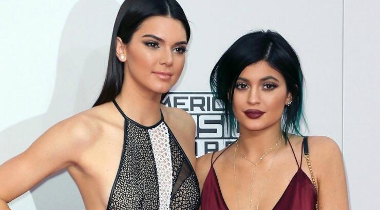 Ένα αξεσουάρ από το 1920 επιστρέφει στην γκαρνταρόμπα μας χάρη στις αδερφές Jenner