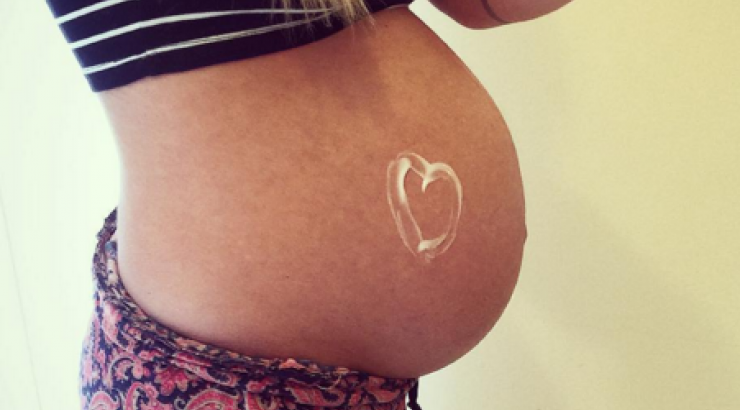 Η σύζυγος επώνυμου Έλληνα μας δείχνει την κοιλιά της λίγες μέρες πριν φέρει στον κόσμο το πρώτο τους μωρό!