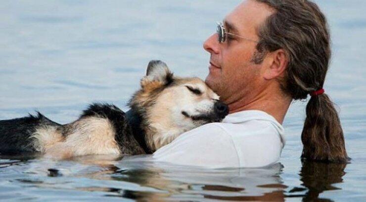 Φιλία: Βοηθά το σκύλο του που έχει αρθρίτιδα να κοιμηθεί 