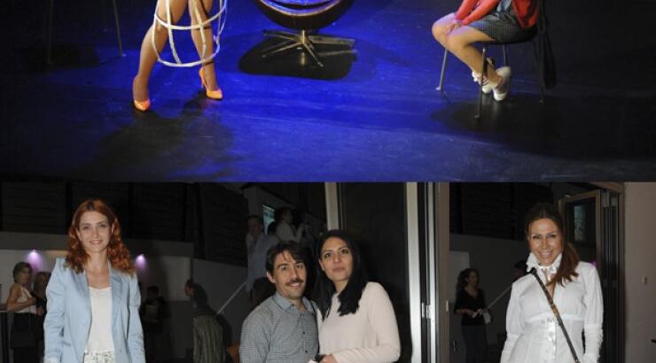 Στην πρεμιέρα της παράστασης "Όταν πεθάνω θάψτε με στο facebook"