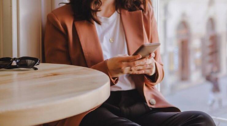 Ο τρόπος που κρατάς το κινητό σου δείχνει πολλά για την προσωπικότητά σου