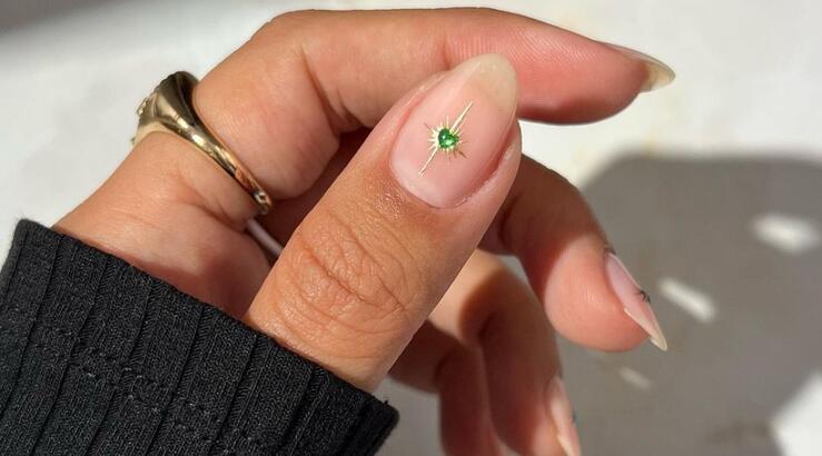 Sparkly nails: H hot τάση στο μανικιούρ που θα κάνει τα νύχια σου να αστράφτουν