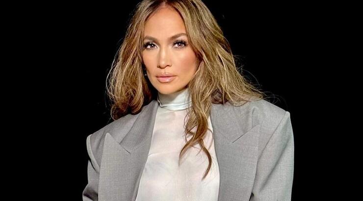 Make-up trends: H JLo με την πιο κομψή και μοντέρνα εκδοχή του “mob wife aesthetic”