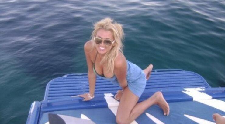 Οι σέξι πόζες της Κωνσταντίνας Σπυροπούλου στο facebook