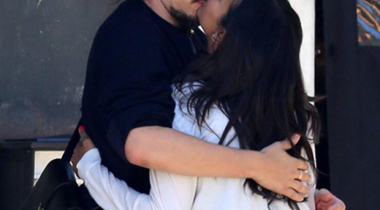 Καυτά φιλιά στη μέση του δρόμου για διάσημη ηθοποιό [εικόνες]